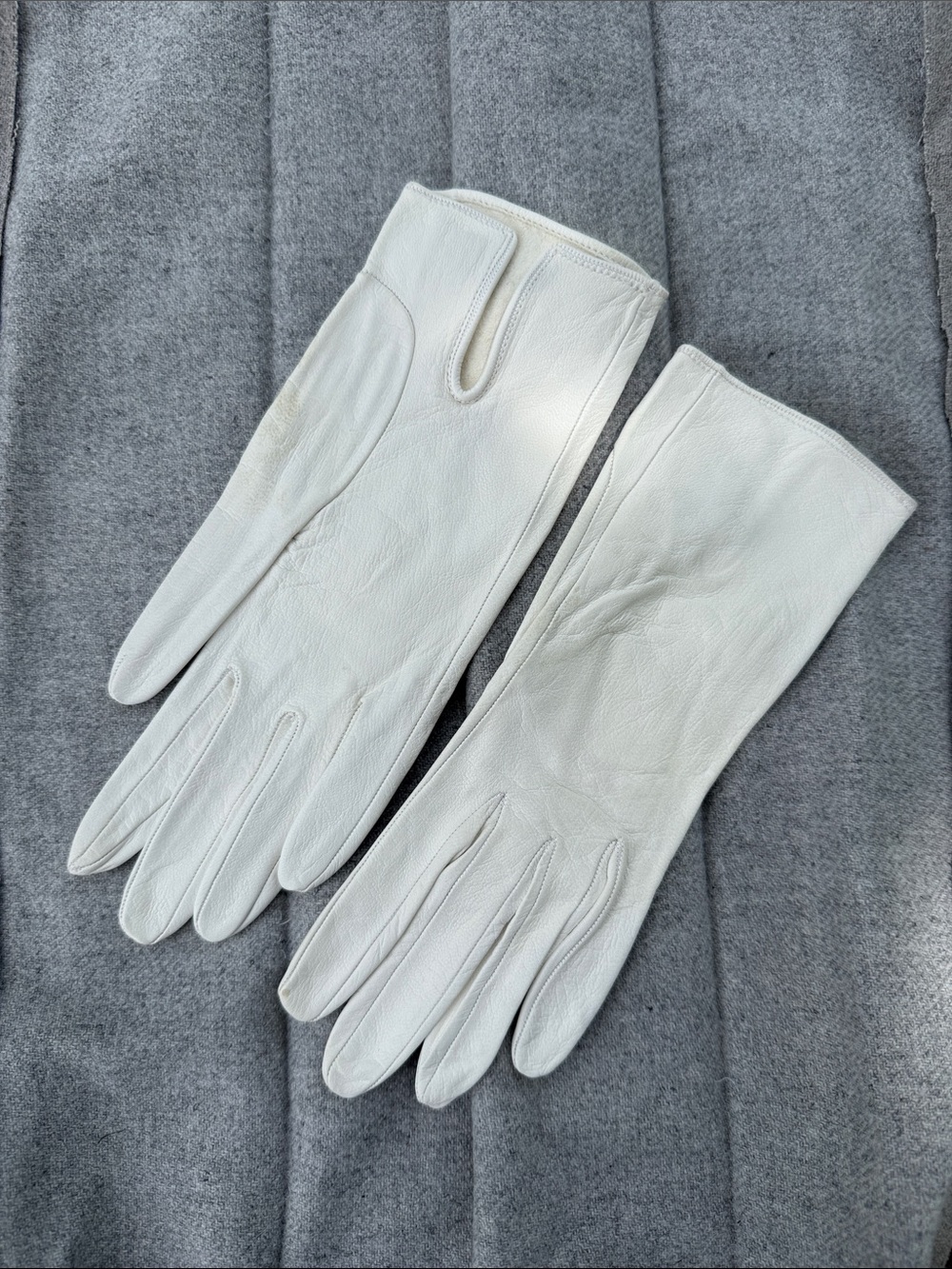 Vintage White Leather Gloves • Petite Size • Soft Kid Leather • 1960s Classic